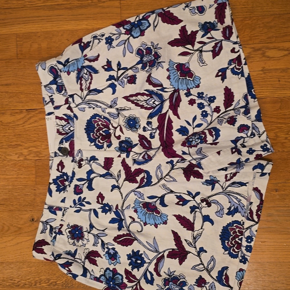 LIZ CLAIBORNE BRAND WOMEN'S PLUS SIZE WHITE AND BLUE FLORAL SHORTS SIZE 14